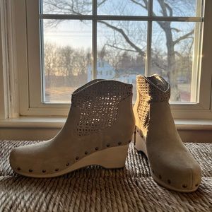 KELSI DAGGER suede short boot. SIZE 10. EXCELLENT condition. Worn once.